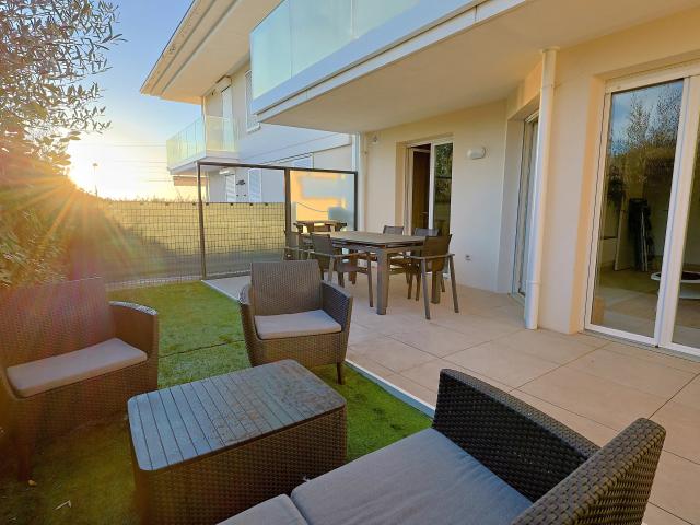 COUP DE CŒUR – 2 PIÈCES EN REZ DE JARDIN AVEC PISCINE & GARAGE – GOLFE JUAN