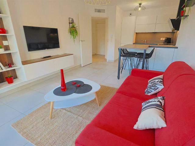 Coup De Cœur – 2 Pièces En Rez De Jardin Avec Piscine & Gara. 42m² Golfe Juan