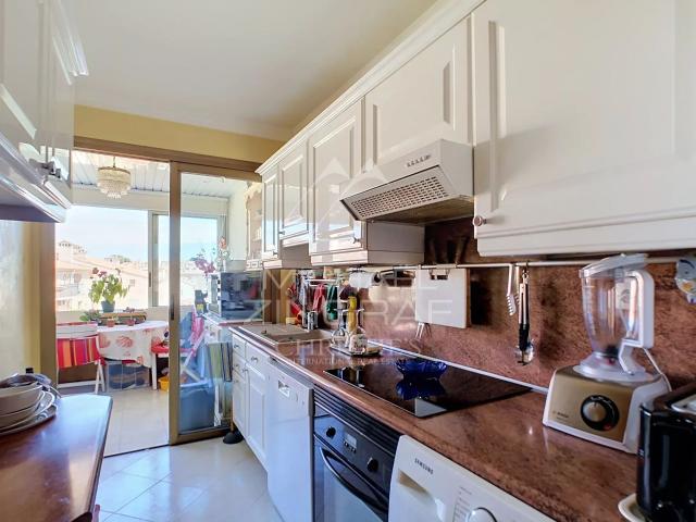 EXCLUSIVITÉ – VIEIL ANTIBES entre le port vauban et les remp. 64m² Antibes