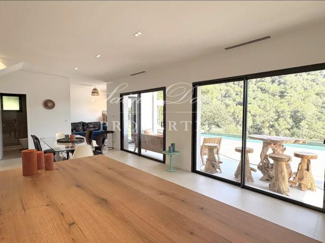 EXCLUSIVITE | VILLA CALIFORNIENNE AVEC VUE PANORAMIQUE SUR LES C