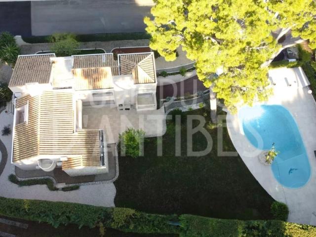 EXCLUSIVITE Villa Post moderniste sur le versant Est du Cap. 287m² Antibes