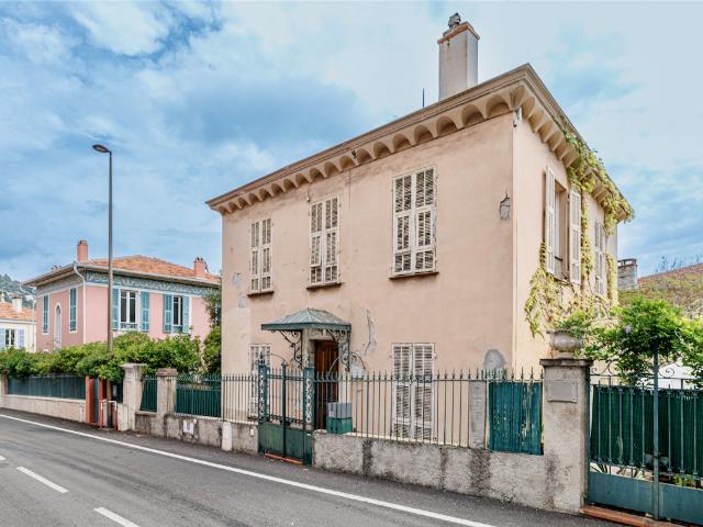 EXCLUSIVITE VILLEFRANCHE SUR MER, DUPLEX AVEC JARDIN DANS MAISON BOURGEOISE