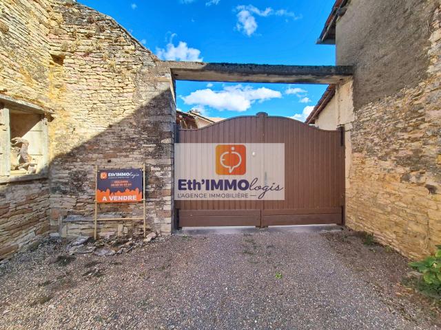 EXCLUSIVITE: VIRE MAISON DE PLAIN PIED 80 m2 + DEPENDANCES EN PIERRE ET GRAND TERRAIN