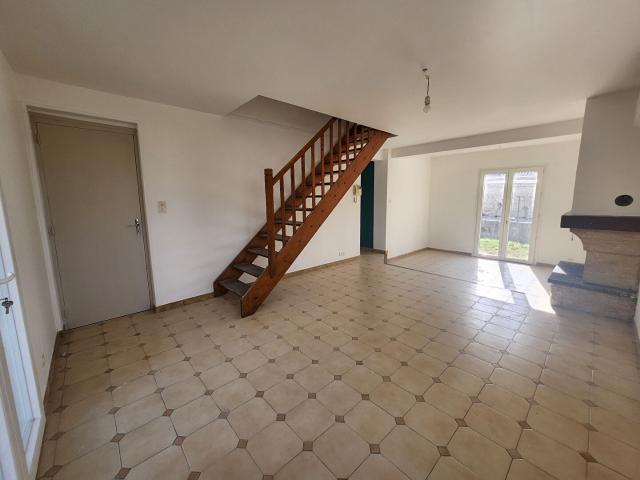 EXCLUSIVITE A MORIERES LES AVIGNON Maison 5 pièces à louer avec garage, jardin de 700 m2, climatisation DPE B