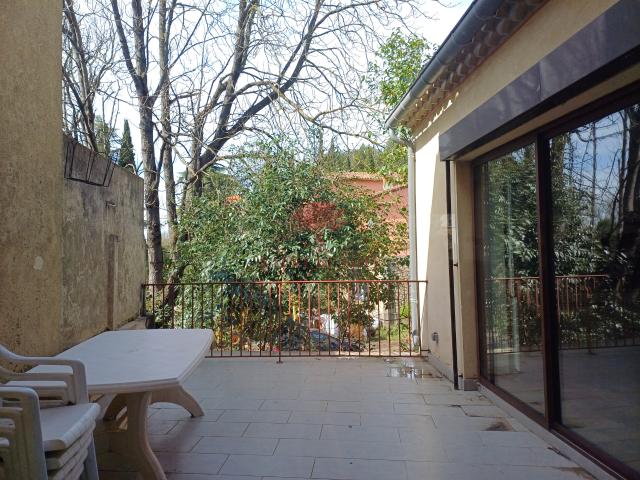 EXCLUSIVITE A LOUER Maison 4 pièces meublée de 160m² avec grand garage, terrasse et pièce d'appoint