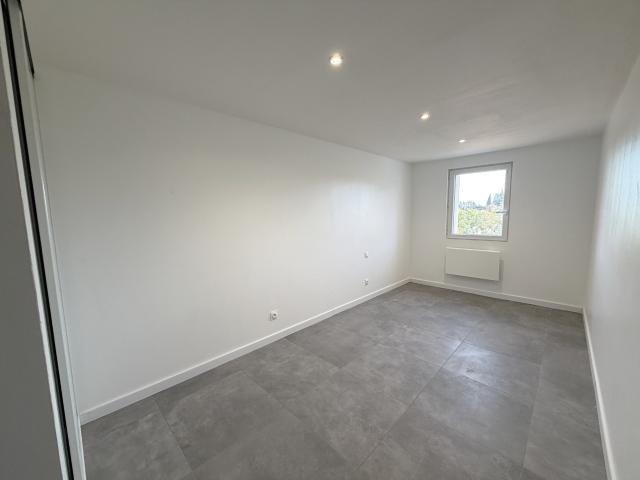 A VENDRE APPARTEMENT T3 65 M2 83560 RIANS