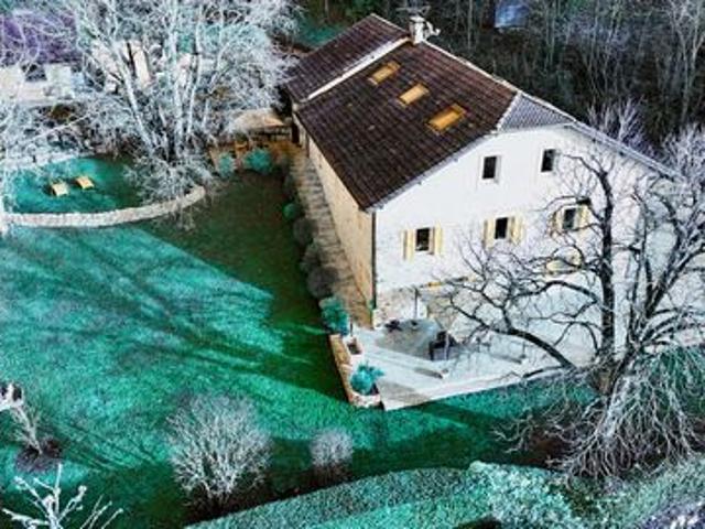 A 5 min de Frangy, 30 km d’Annecy, 33 km de Saint Julien en Genevois, 14 km de Bellegarde, magnifique propriété rénovée…