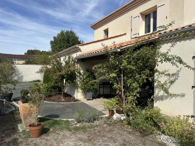 Exclusivité à 9km de Cognac, maison de 177m2,5 chambres et piscine chauffée