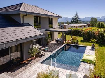 EXCLUSIVITÉ BARNES ANNECY | VILLA SIGNATURE AUX PORTES D’ANNECY AVEC PISCINE ET 4 CHAMBRES