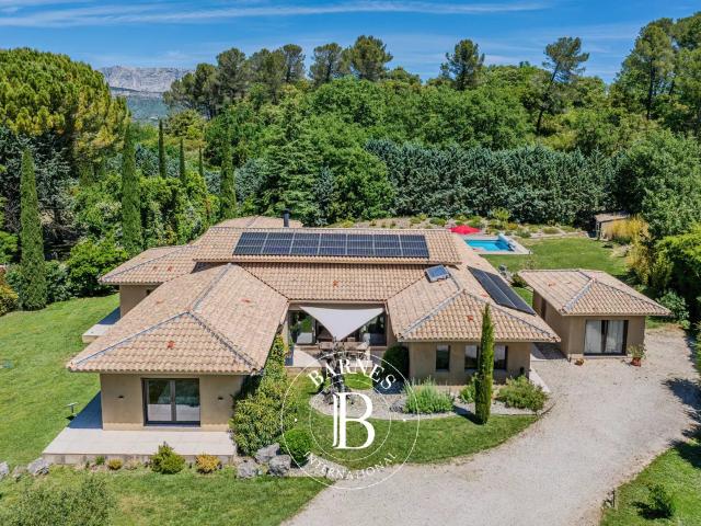 Exclusivité Barnes — Entre Aix Et Marseille Propriété 300. 300m² Aix en Provence
