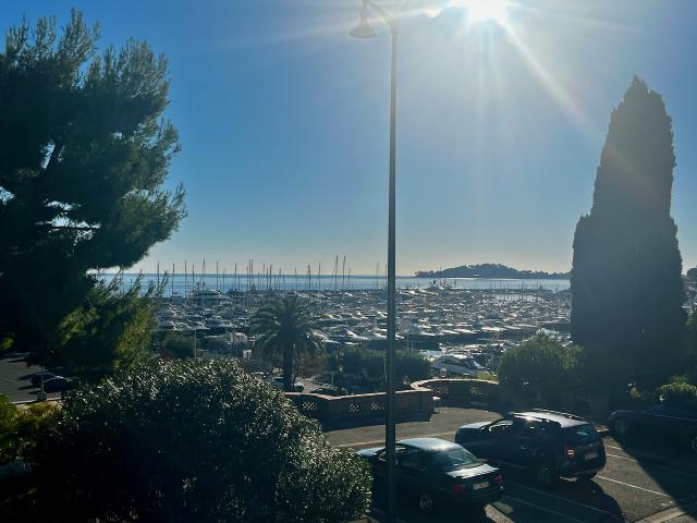 Résidence Bourgeoise, studio d'exception 40M2, mezzanine, vue mer & vue sur le port de Beaulieu sur Mer
