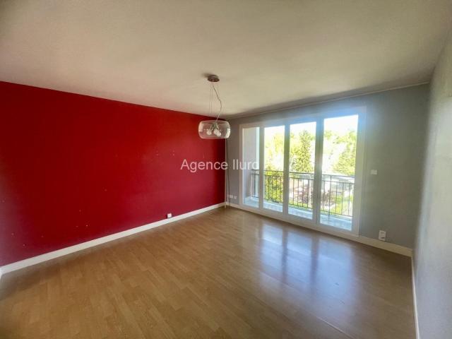 Bel Appartement T4 Avec Cave 3Eme Etage 83m² Oloron Sainte Marie