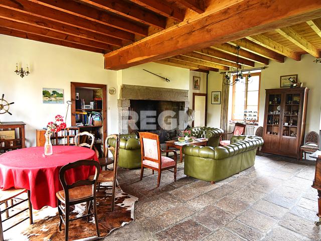 EXCLUSIVITÉ: Belle demeure de 295 m2 avec 7 chambres sur 1.8Ha de terrain et 300m2 de dépendances