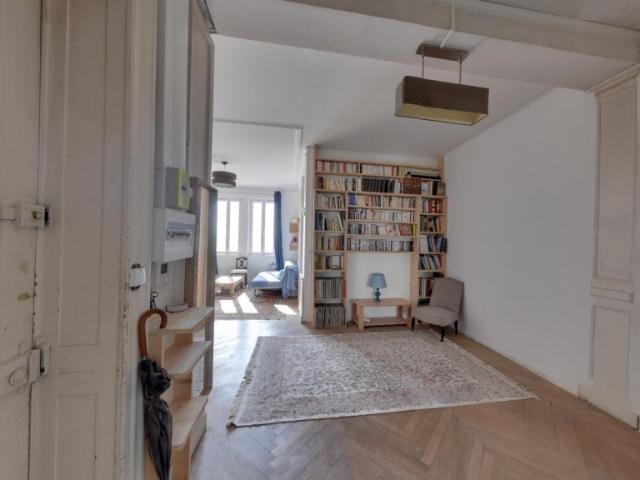 EXCLUSIVITÉ Bd de la Croix Rousse Duplex traversant de 123m² à rénover