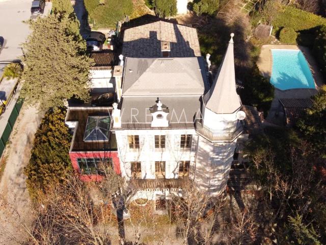 Exclusivité Château élégant, idéalement placé à l’entrée de. 180m² Draguignan