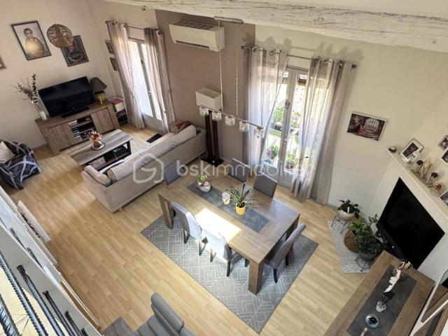 EXCLUSIVITÉ – CHARME DE LA PIERRE – APPARTEMENT BÉNÉFICIANT DE L'ESPRIT ET DE L'INDÉPENDANCE D'UNE MAISON DE VILLE – TERRASSE D'ENVIRON 16 M²