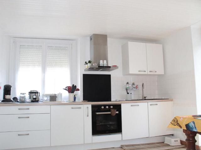 Exclusivité ! Côtes d'Armor 22150 Hénon. Maison de plain pied, 3 chambres, garages, terrain constructible et divisible