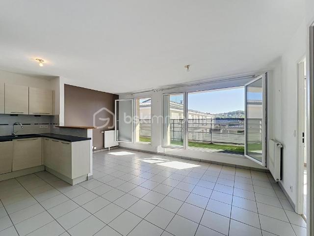 EXCLUSIVITÉ – DERNIER ÉTAGE AVEC ASCENSEUR, BALCON & PARKING ! LE COUP DE CŒUR EST AU RENDEZ VOUS !