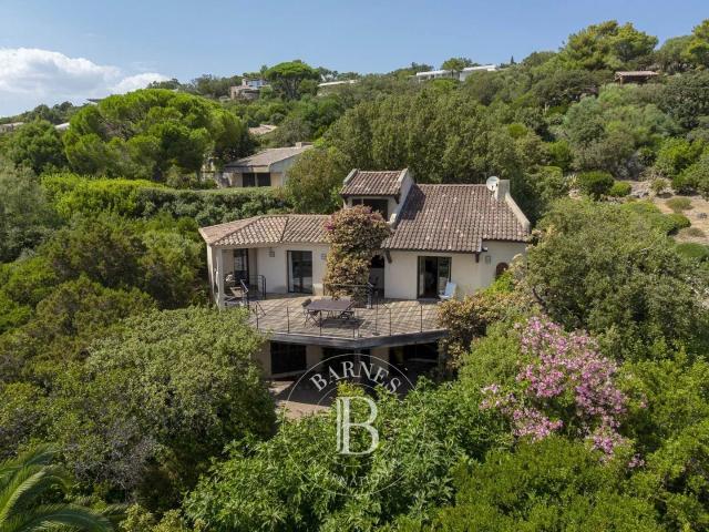 Exclusivité, Domaine de Cala Rossa, villa à rénover avec vue. 143m² Lecci