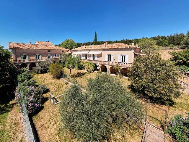 Exclusivité, Domaine de plus de 900 m² de bâtis sur 75 hecta. 409m² Saint Etienne les Orgues