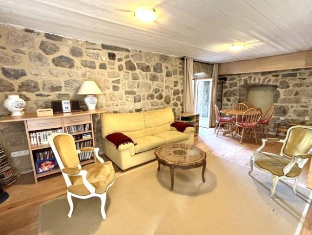 EXCLUSIVITÉ FERME EN PIERRES RÉNOVÉE SUR 2 100 M² DE TERRAIN