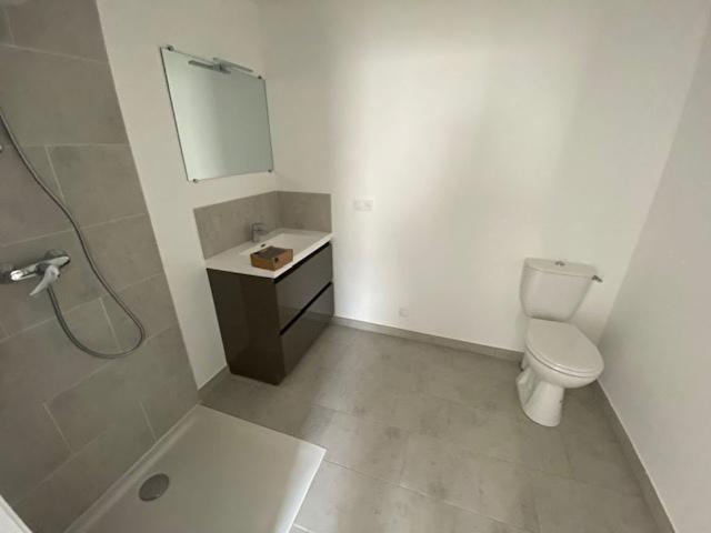 Exclusivité GUY HOQUET DE MORET: Bel appartement de 58 m2 au RDC d'un immeuble construit en 2021 avec son jardin clos
