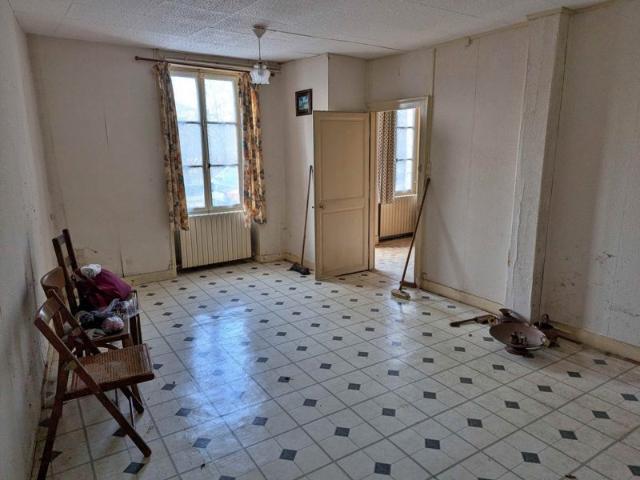 EXCLUSIVITÉ, Maison à rénover sur 3 niveaux avec cour et jard