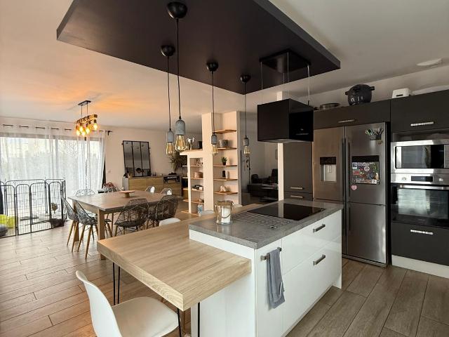 Exclusivité IRIA IMMOBILIER Villa contemporaine 4 faces avec piscine et garage!