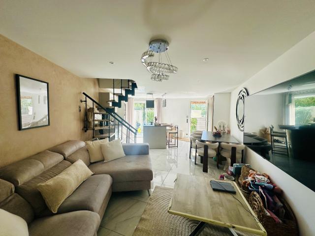 EXCLUSIVITE LATTES VILLA RENOVEE DE 65M2, PISCINE CHAUFFEE, CLIM, MATERIAUX HAUT DE GAMME, QUARTIER PRISE