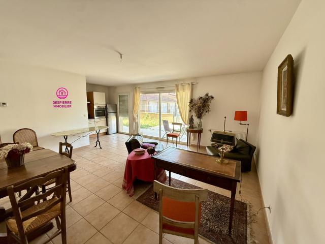 EXCLUSIVITE ! LE PEAGE DE ROUSSILLON, Appartement T3, 72 m2 habitables environ, en rez de chaussée avec jardi