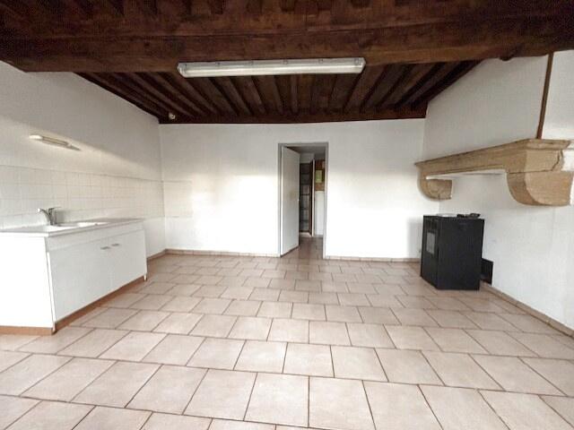 Exclusivité, longère mitoyenne rénovée, 3 chambres, cour, grand garage et grange