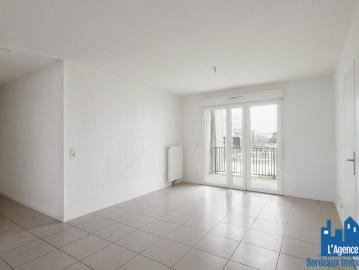 EXCLUSIVITÉ ! LORMONT APPARTEMENT TYPE 3 D'ENVIRON 66 M² AVEC BALCON DE 6 M² + PLACE DE PARKING COUVERTE. Benoît TREMENT O6 51 26 22 32