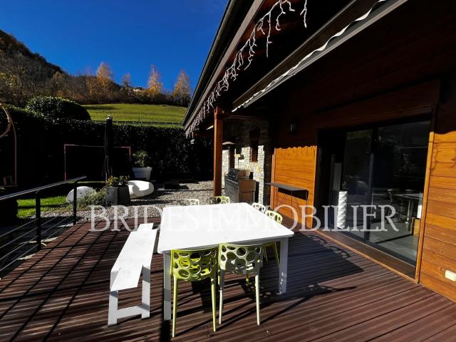 EXCLUSIVITE! Magnifique maison individuelle contemporaine récente avec extérieur style chalet Vue imprenable