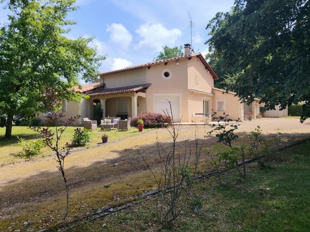 EXCLUSIVITE ? Magnifique propriété au calme absolu sur plus de 7 000 m2 à Razac sur l'Isle
