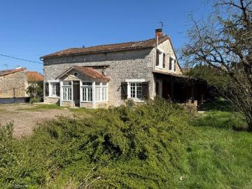 Exclusivité Maison 3 Chambres Avec Garage et Terrain de 2 139m² Civray