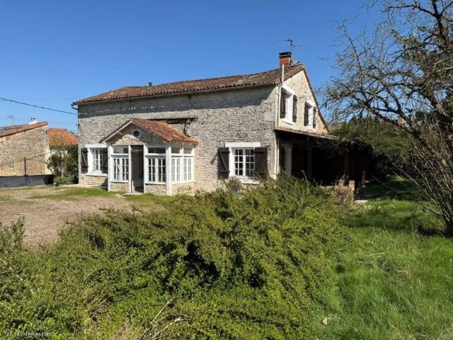 Exclusivité Maison 3 Chambres Avec Garage et Terrain de 2 139m² Civray