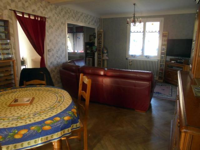 EXCLUSIVITÉ – MAISON AVEC GARAGE SUR 1 300 M² DE TERRAIN