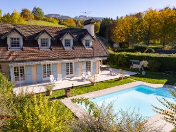 EXCLUSIVITÉ Maison avec piscine, vue montagnes, proche lac et centre village