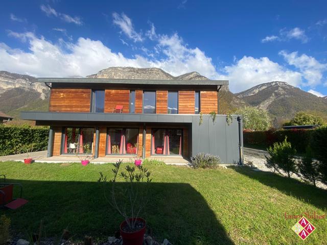 Exclusivité Maison d'architecte à Lumbin 151 m2 au calme vue. 151m² Lumbin