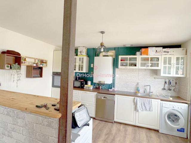 Exclusivité: Maison de plain pied jumelée 1 côté avec fort potentiel 21110 Longchamp.Située au cœur du village de Longchamp, découvrez cette charmante maison jumelée d'un côté, de plain pied, année 1945 rénovée, d'une superficie de 62 m². Idéale