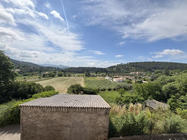 Exclusivité, Maison de village avec vue panoramique à Callas 84m² Callas