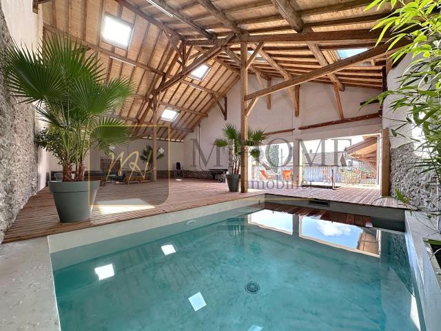 Exclusivité Maison de village du 17ème siècle rénovée avec piscine intérieure