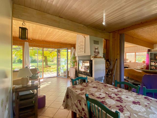 Exclusivité Maison en bois à Fresnes, proche Contres et à 20 minutes de Blois ? En exclusivité, découvrez cette charmante maison à Fresnes, idéalement située à seulement quelques minutes de Contres et à 20 minutes de Blois. Construite dans les ann