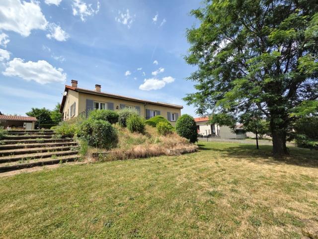 EXCLUSIVITE * MAISON FAMILIALE AVEC PISCINE JARDIN ET DOUBLE GARAGE * ST GEORGES SUR ALLIER 63800