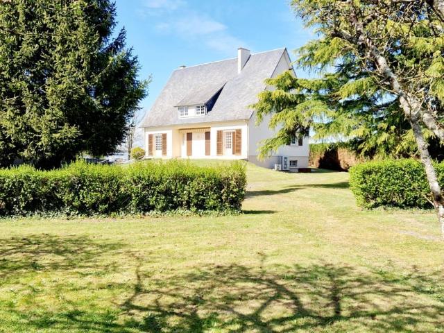 EXCLUSIVITÉ – Maison familiale de 195 m² – 7 chambres – Sous sol complet – Double garage – Condé sur Vire