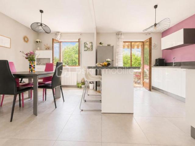 EXCLUSIVITÉ – Maison individuelle de plain pied rénovée avec grand jardin au calme en cœur de ville