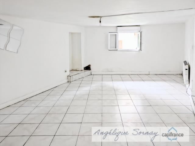 EXCLUSIVITÉ – Maison mitoyenne à fort potentiel de 229 m² sur 3 niveaux avec garage – Sellières