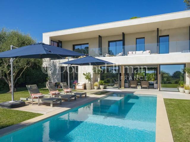 EXCLUSIVITE MOUGINS Une villa moderne avec piscine et vue. 350m² Mougins