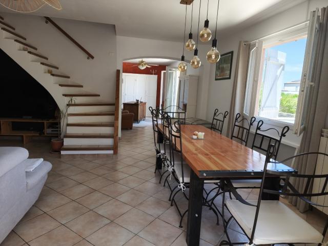 Exclusivité Magnifique villa traditionnelle de Type 6 offrant 160m2 hab sur terrain 4 faces avec piscine, ga