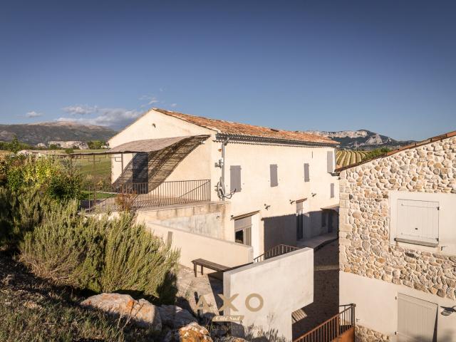 EXCLUSIVITE MOUSTIERS SAINTE MARIE GITES DE CHARME CORPS DE FERME DU XIX EME 560 M2 3 BATIS TERRAIN 6640 M2 VUE 1295000€